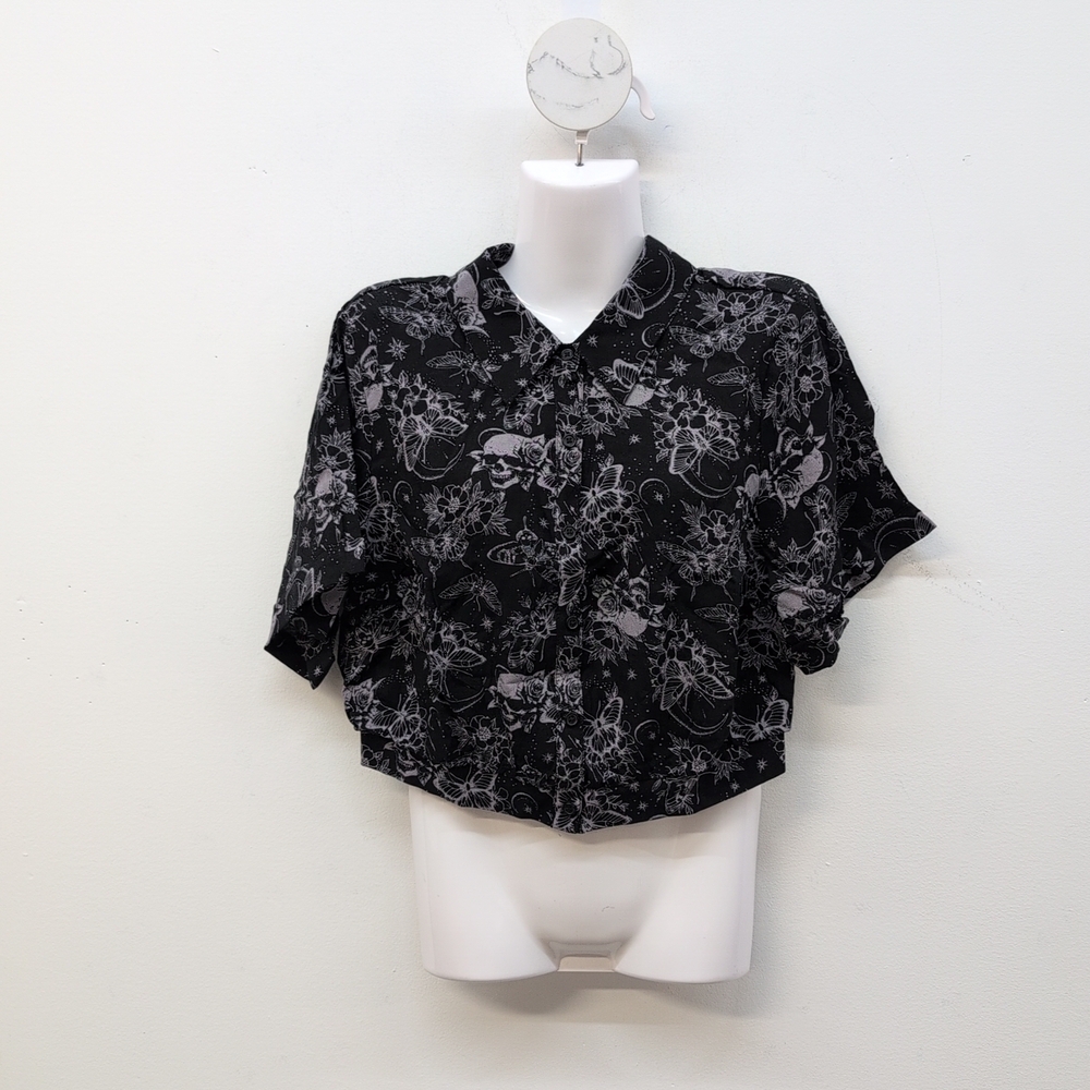 Hot Topic Cosmic Aura Moth & Dark Flowers Crop Women's Button Up Shirt L Black